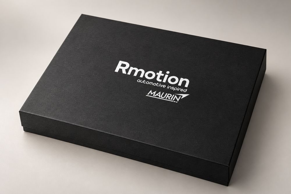 Caja de regalo negra con logotipo Rmotion en blanco