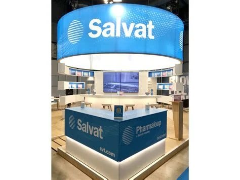 Stand Salvat · Identidad y señalización